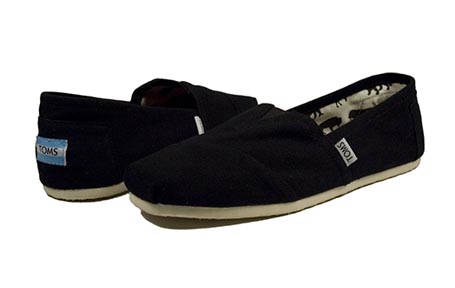canvas shoes black. i have them in lack and grey.